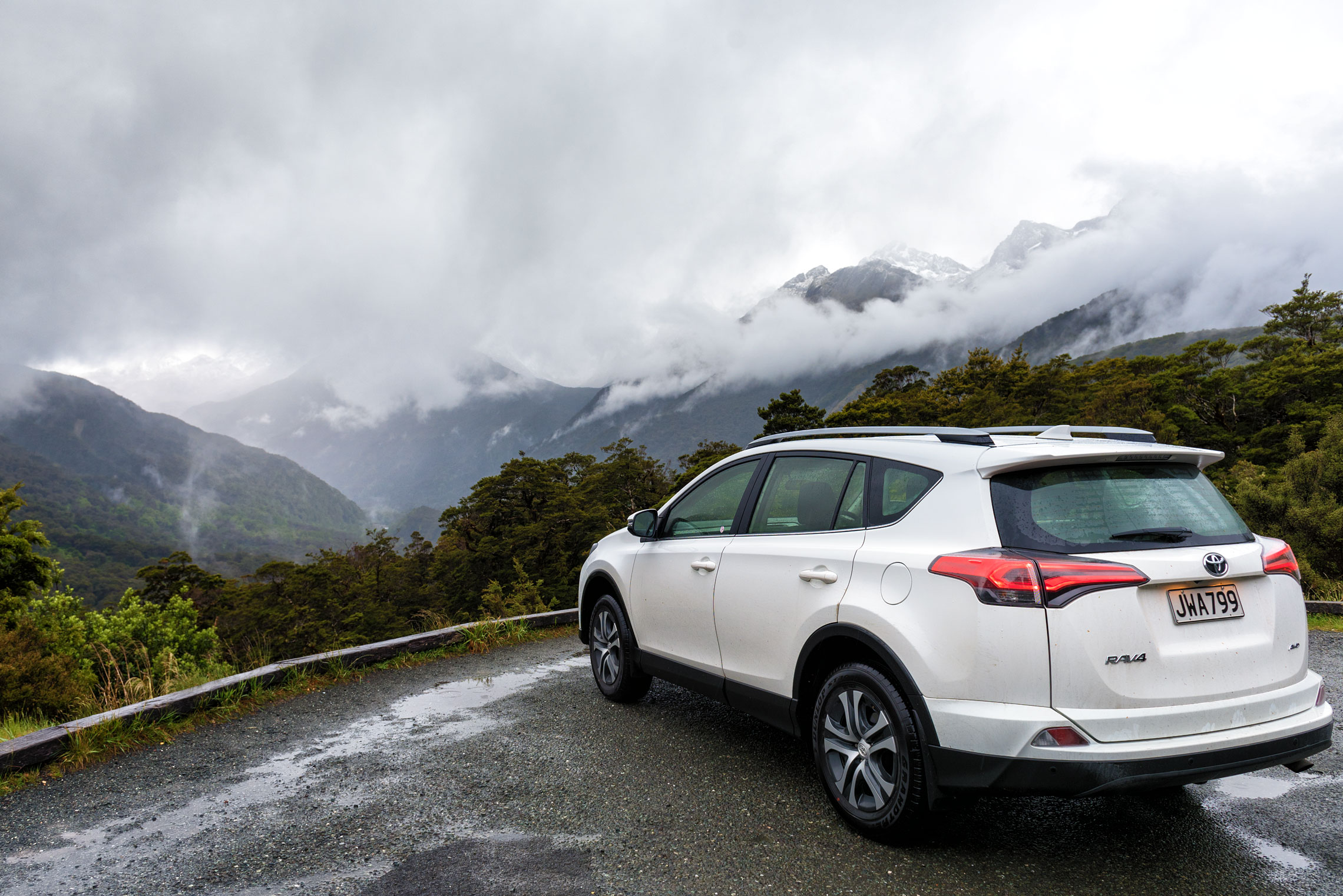 Drive Milford Sound, New Zealand, Rain