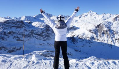 First-time skiers survival guide, girl skiing